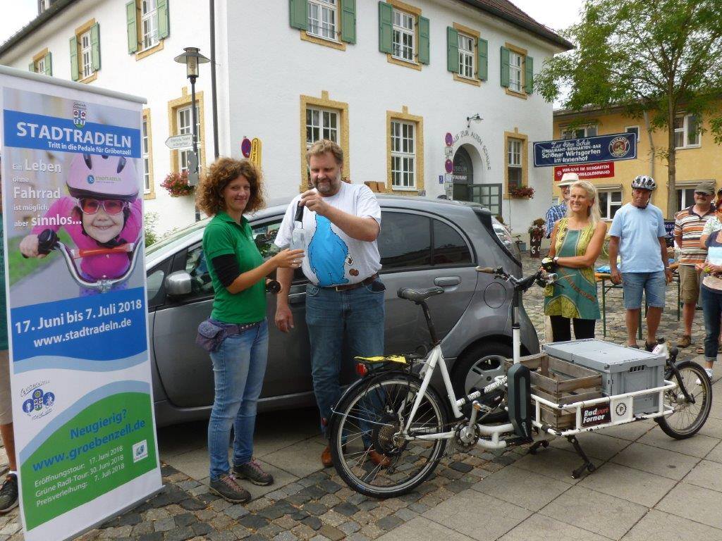 Bürgermeister Martin Schäfer gibt für 3 Wochen seinen Autoschlüssel ab und tauscht Auto gegen Fahrrad.