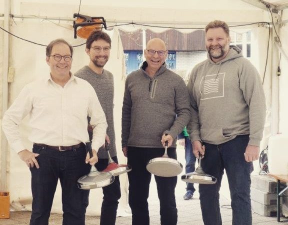 Bürgermeisterkandidaten beim Eisstockschiessen