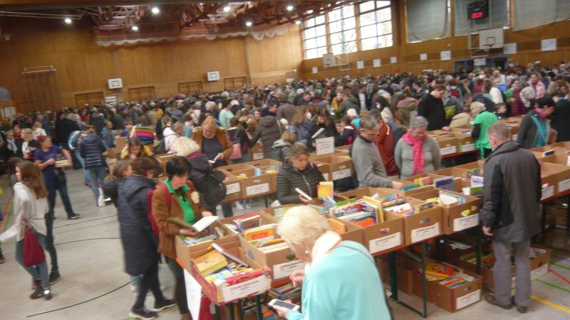 Alle Jahre wieder-Großer Ansturm auf den Gröbenzeller Bücherflohmarkt