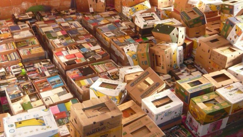 Vorbereitungen des bevorstehenden Bücherflohmarkts