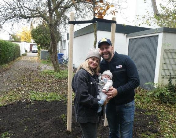 Schöne Tradition: das alljährliche Hochzeits- und Geburtsbaumpflanzen