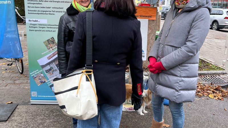 UWG mit unserer Bürgermeisterkandidatin auf dem Gröbenzeller Wochenmarkt